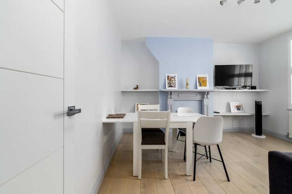 TV and multimedia, Seating area, Dining area