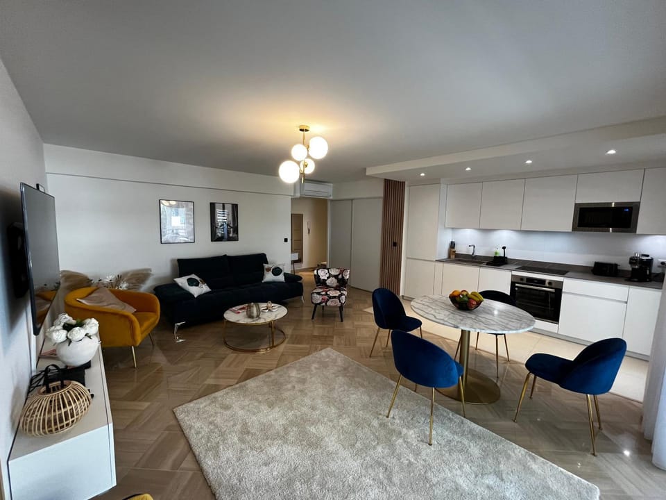 Kitchen or kitchenette, Living room