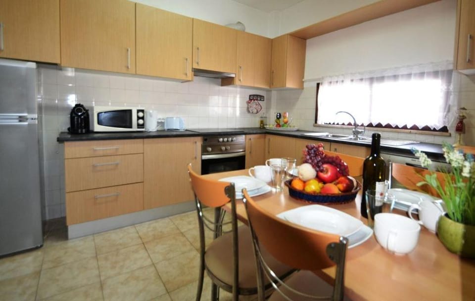 Kitchen or kitchenette, Dining area, stove