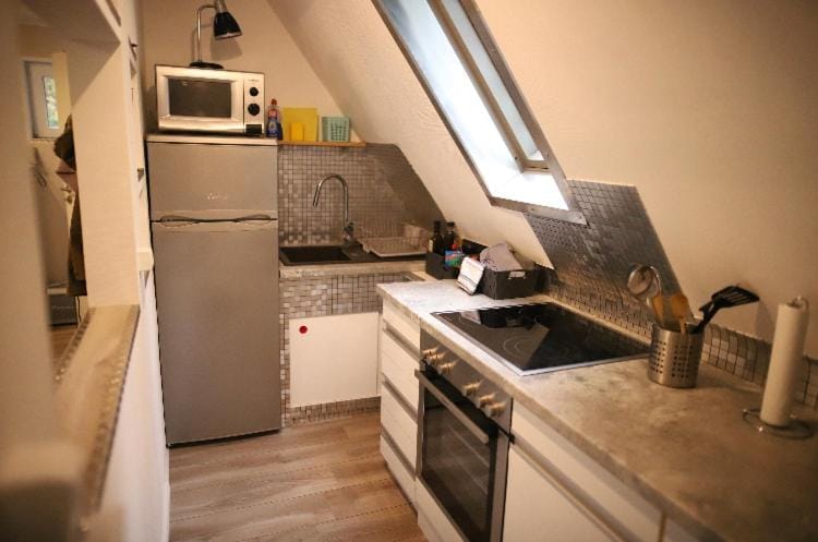 Kitchen or kitchenette, minibar, stove
