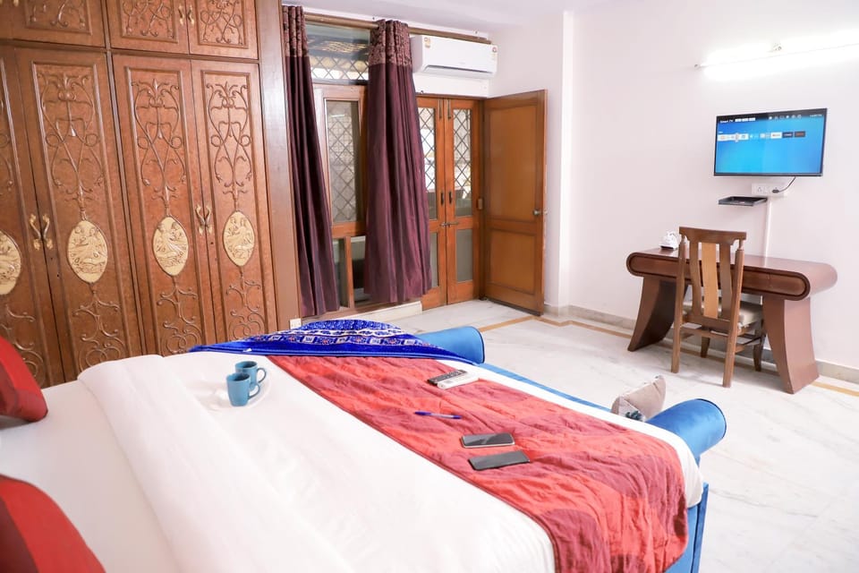Bed, TV and multimedia, Photo of the whole room, Bedroom