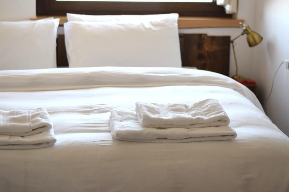 Bed, Bedroom, towels