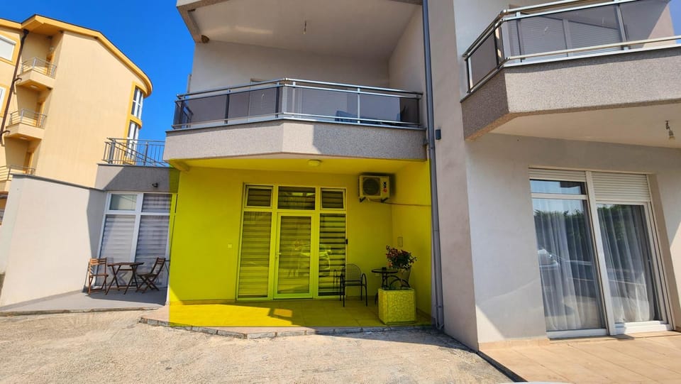 Property building, Facade/entrance, Balcony/Terrace, Parking