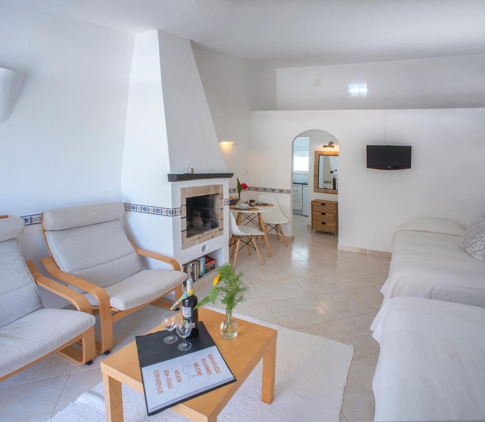 Communal lounge/ TV room, Bed, TV and multimedia, Kitchen or kitchenette, Living room, Photo of the whole room, Seating area, Dining area, Evening entertainment, Bedroom