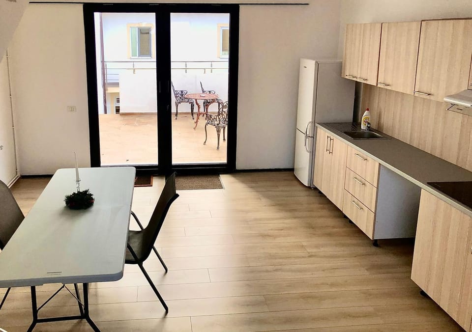 Dining area, kitchen