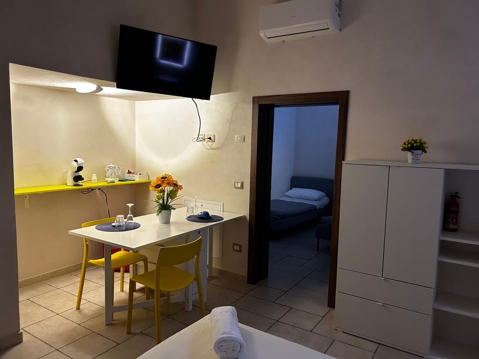 Bed, TV and multimedia, Photo of the whole room, Dining area, Bedroom, hair dresser, towels, air conditioner