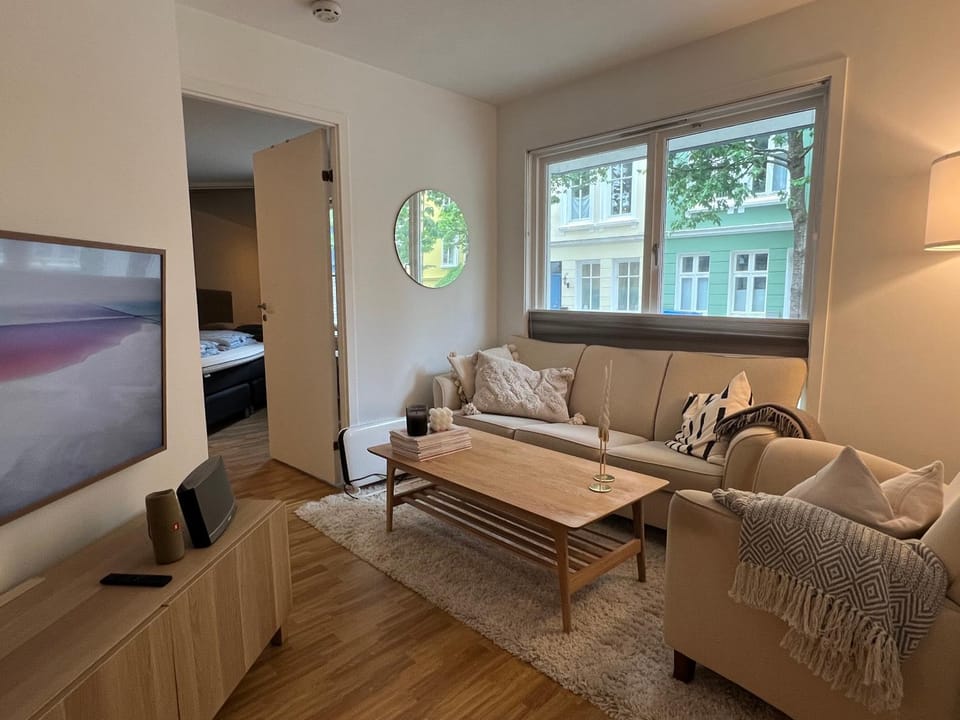 Communal lounge/ TV room, TV and multimedia, Living room, Seating area, Evening entertainment