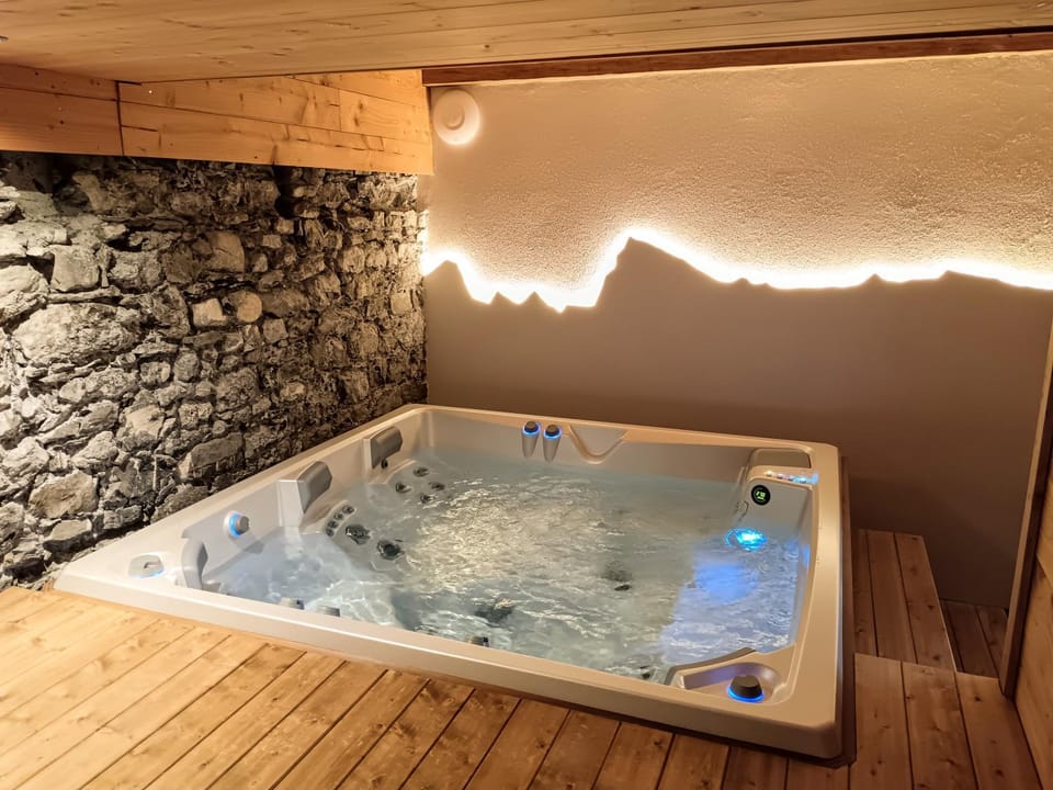 Hot Tub, Spa and wellness centre/facilities