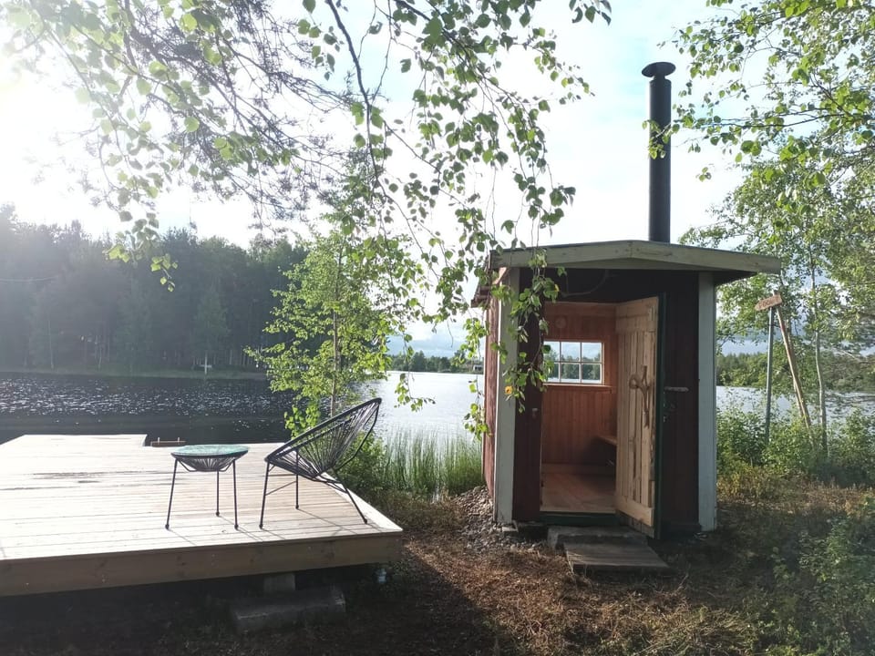 Charmig gård med bastu, strandtomt och utedusch i naturskönt område House in Sweden