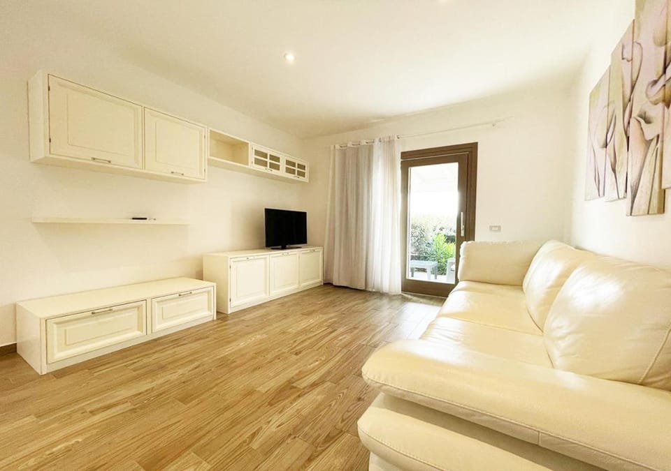 Communal lounge/ TV room, TV and multimedia, Living room, Seating area