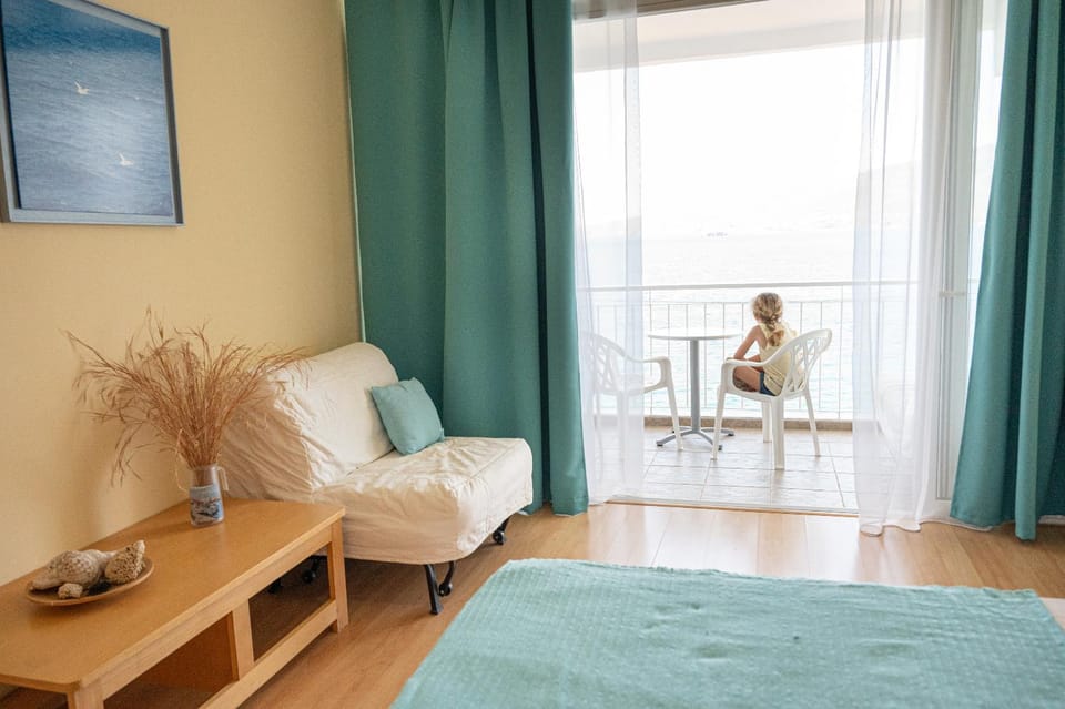 Bed, Living room, Photo of the whole room, Seating area, Bedroom