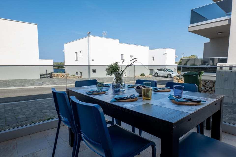 Property building, Day, Balcony/Terrace