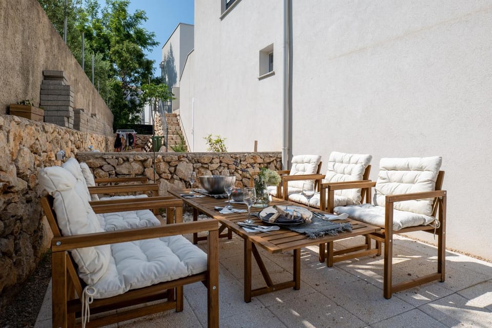 Patio, Day, Living room
