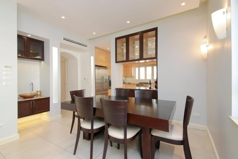 Bright, Spacious, & Homey Central Rechavia Residence Apartment in Jerusalem