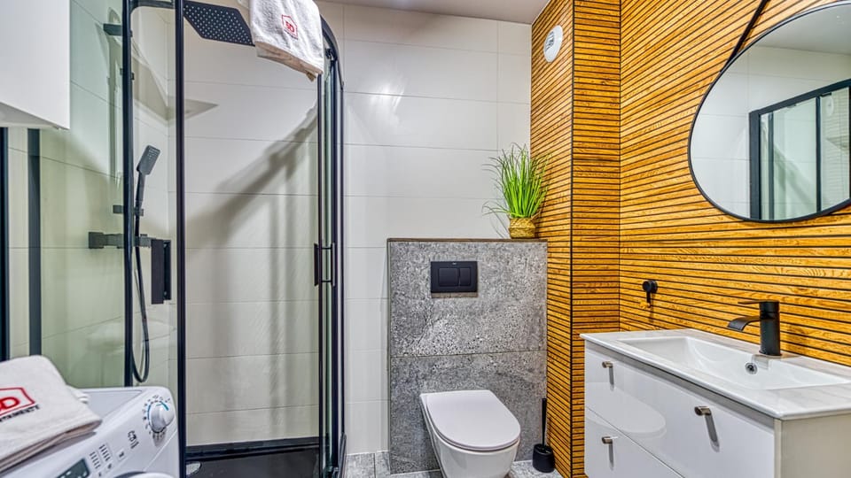 Shower, Toilet, Bathroom, towels, washing machine