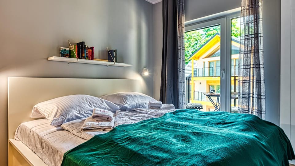 Bed, Bedroom, towels