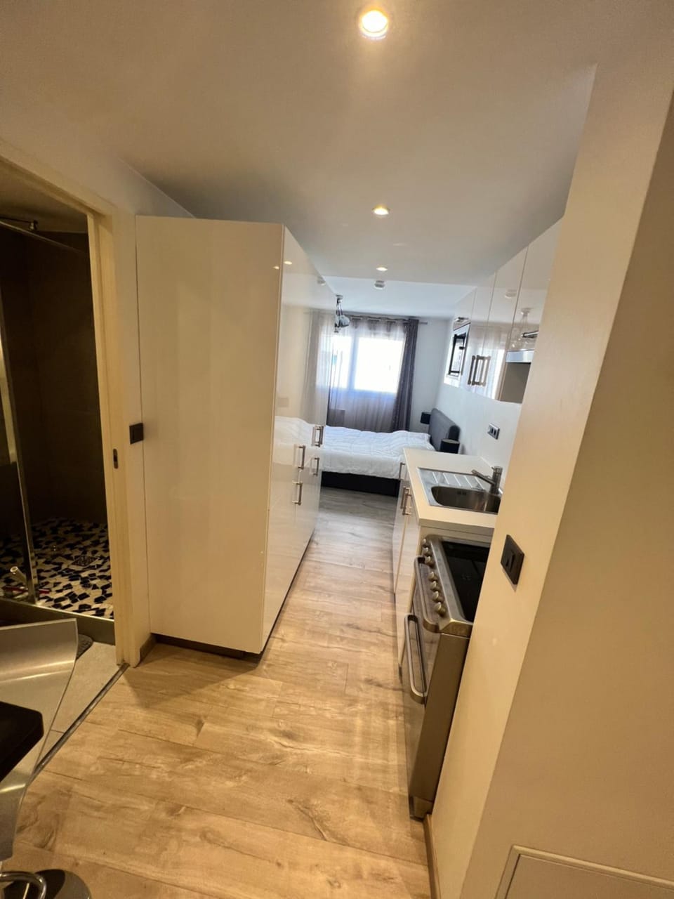 Kitchen or kitchenette, minibar