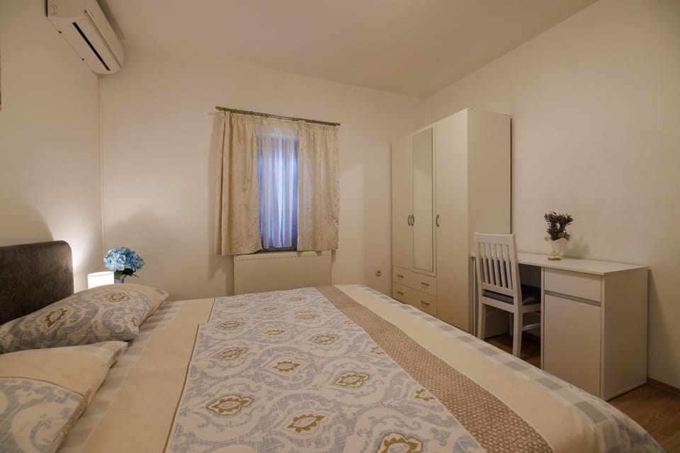 Bed, Bedroom, wardrobe, air conditioner