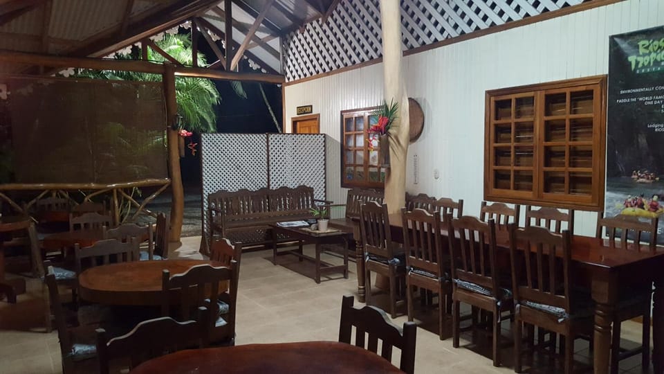 Restaurant/places to eat, Lounge or bar