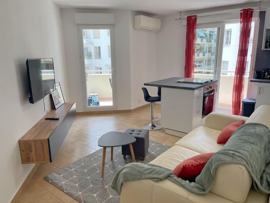 Communal lounge/ TV room, TV and multimedia, Living room, Dining area, hair dresser, air conditioner