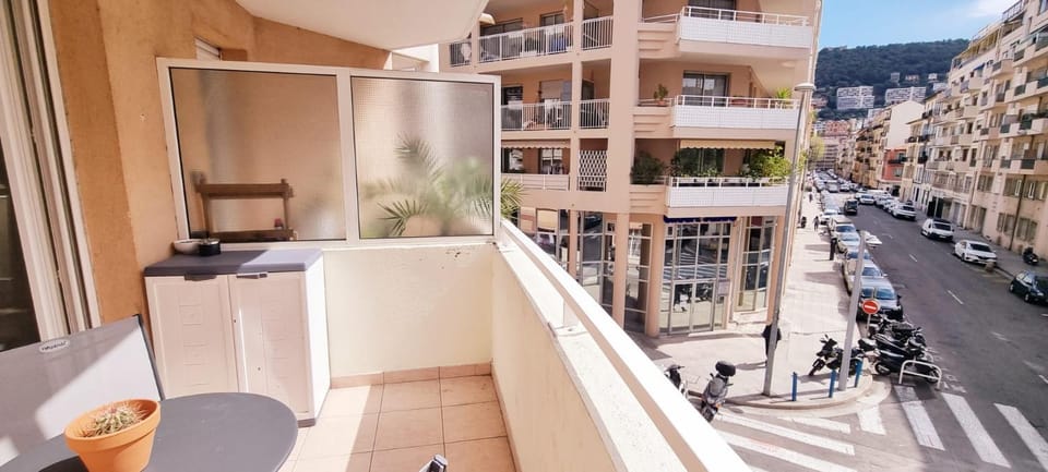 Property building, Patio, Balcony/Terrace, Mountain view, Street view
