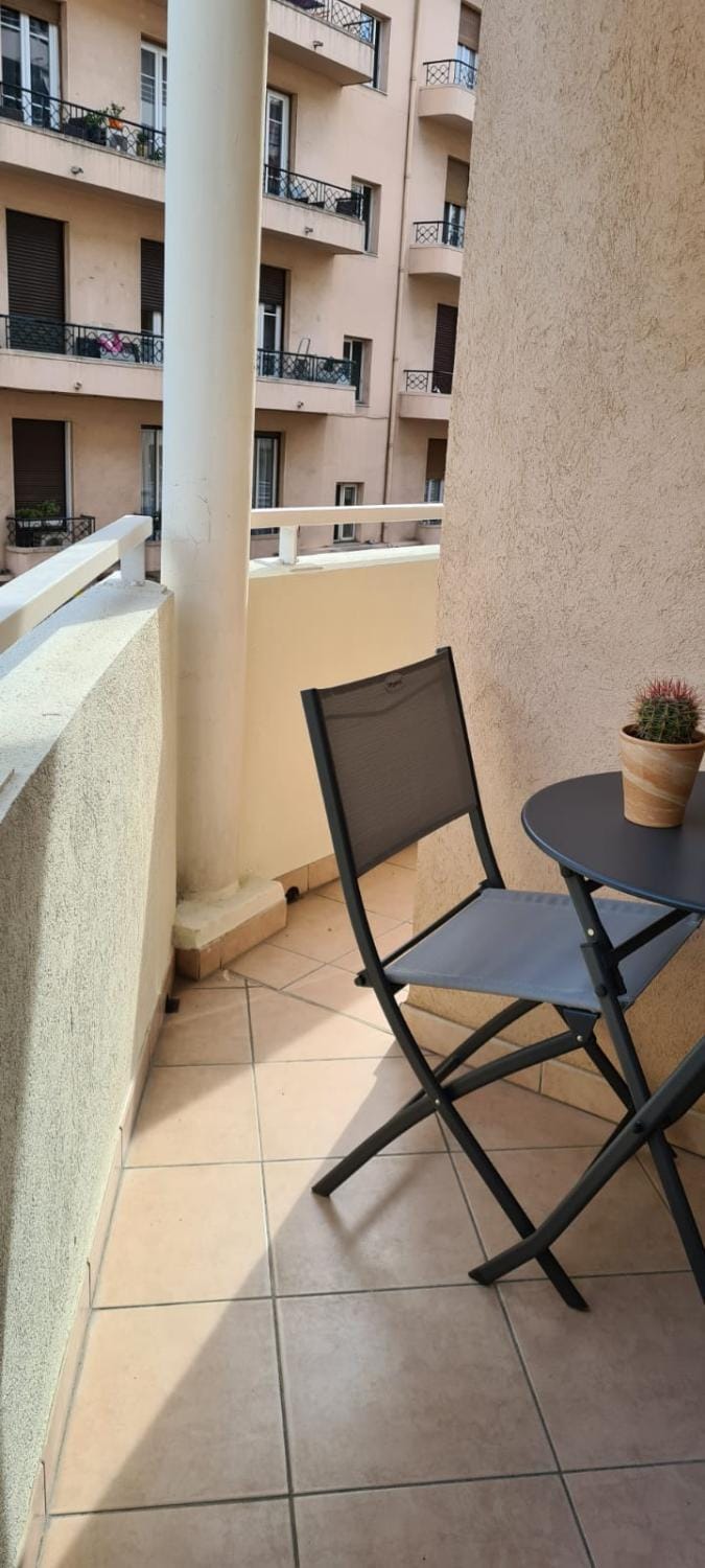 Property building, Patio, Balcony/Terrace