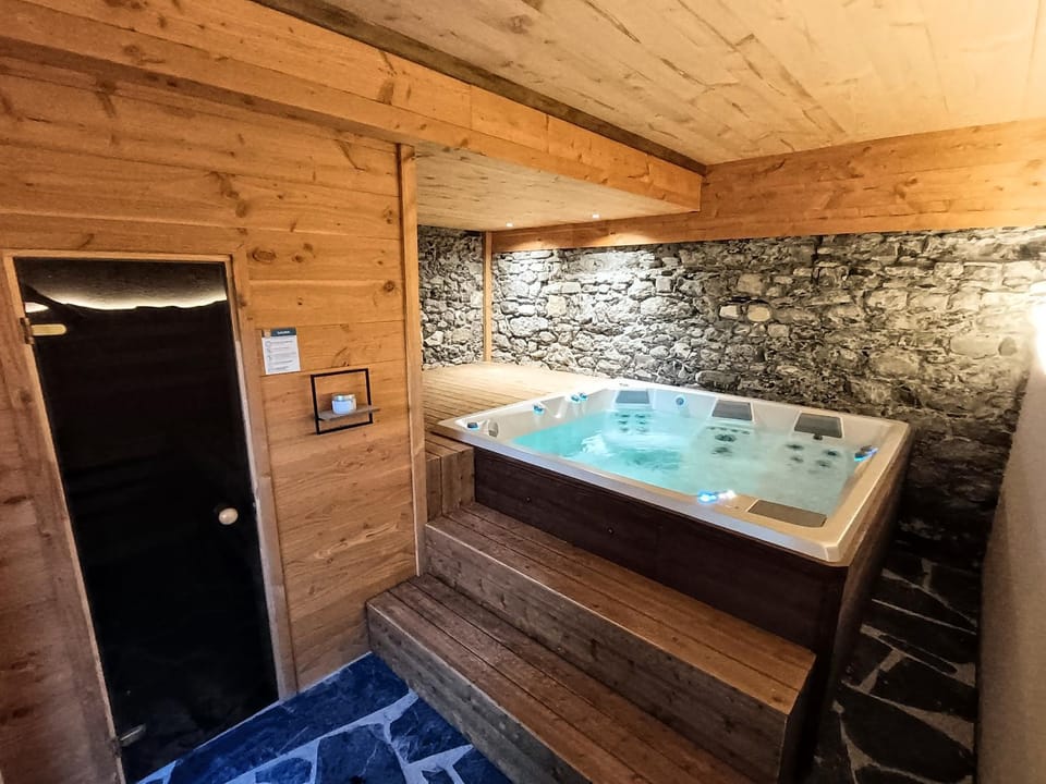 Hot Tub, Spa and wellness centre/facilities
