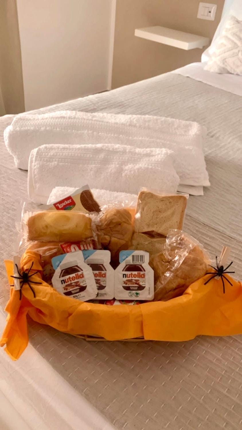 Bed, Food and drinks, Bedroom, Food