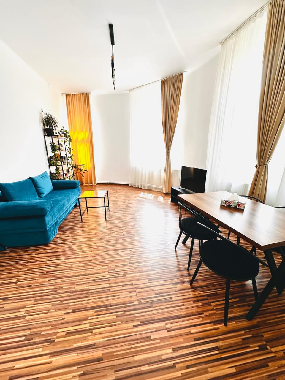 TV and multimedia, Living room, Seating area, Dining area, Evening entertainment