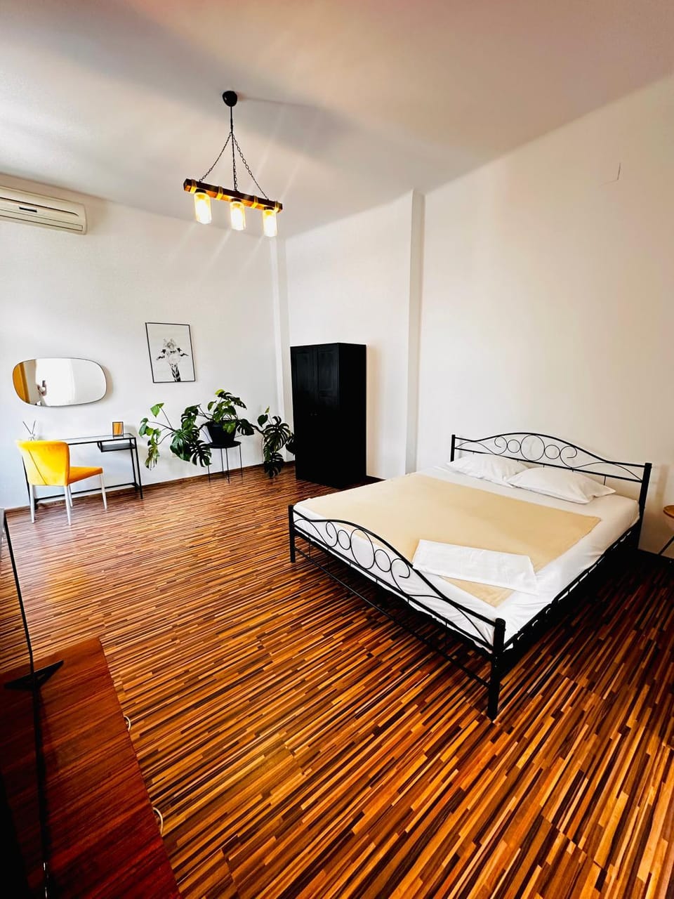 Bed, Photo of the whole room, Bedroom, air conditioner
