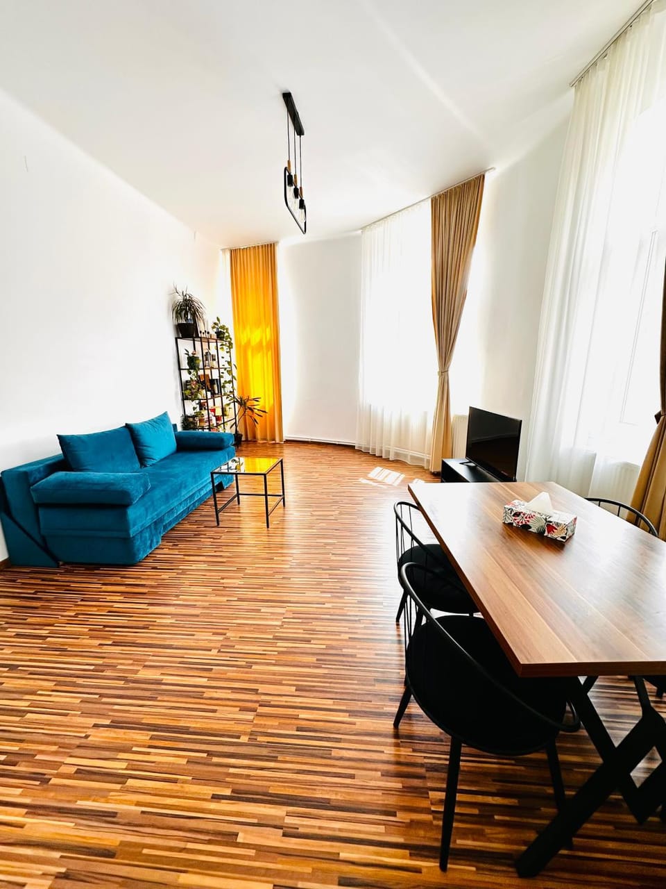 Living room, Seating area, Dining area