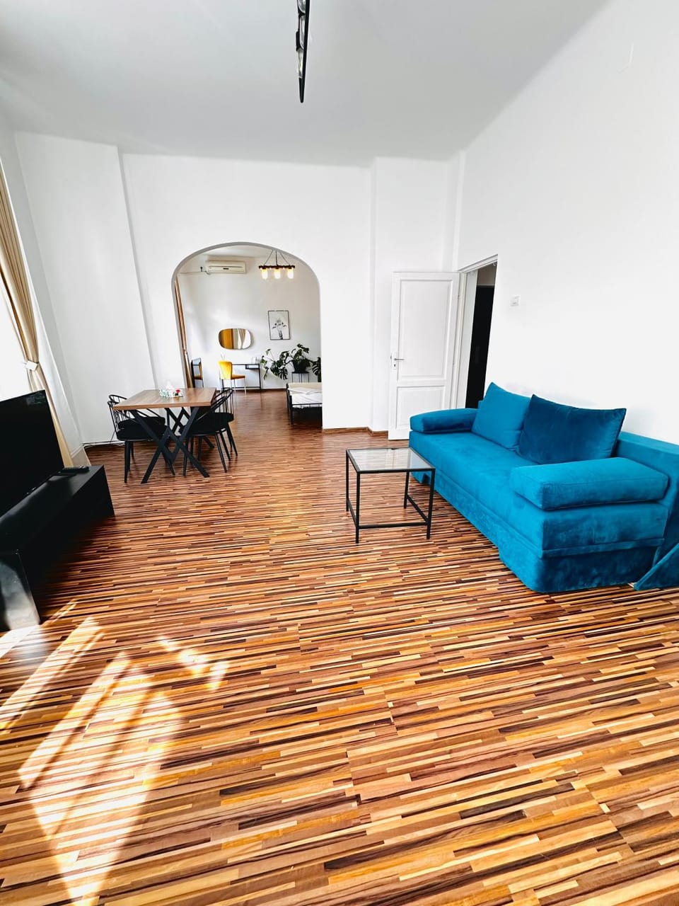 TV and multimedia, Living room, Seating area, Dining area