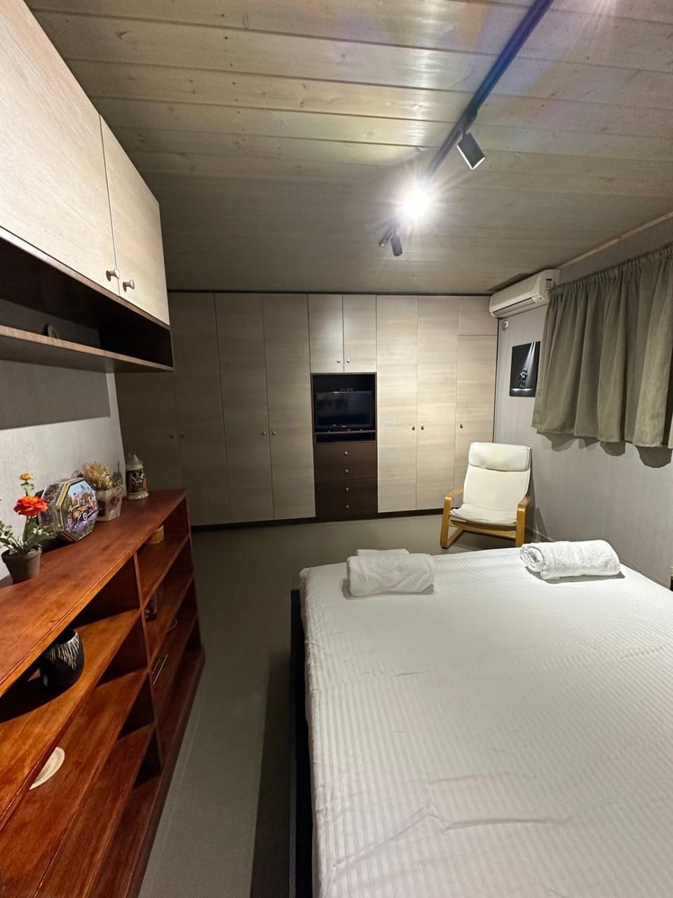 Bed, TV and multimedia, Bedroom, towels, air conditioner