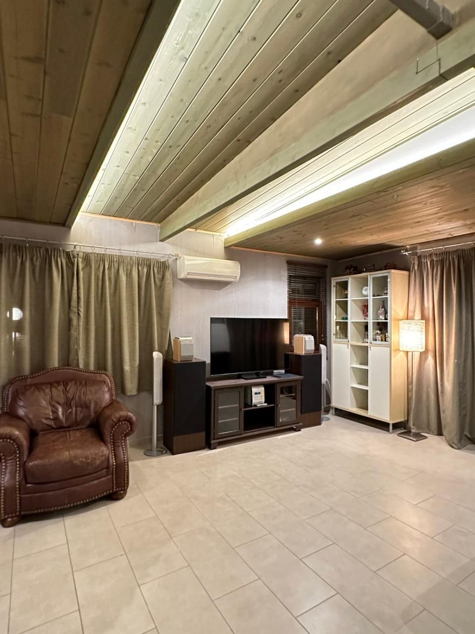 TV and multimedia, Seating area, air conditioner
