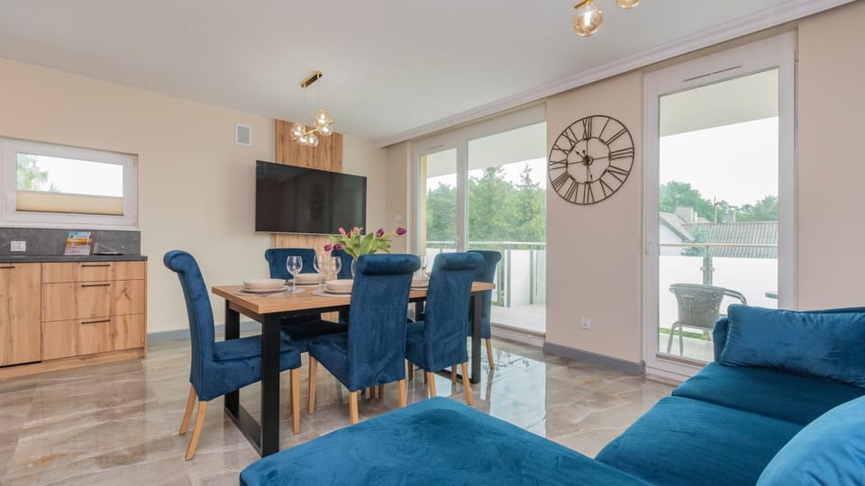 TV and multimedia, Kitchen or kitchenette, Living room, Seating area, Dining area