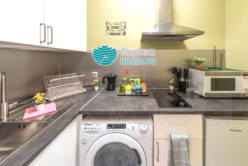 Kitchen or kitchenette, minibar, stove, washing machine