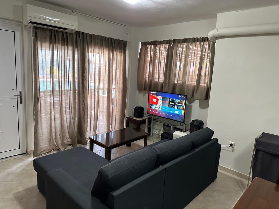 TV and multimedia, Living room, Seating area, air conditioner