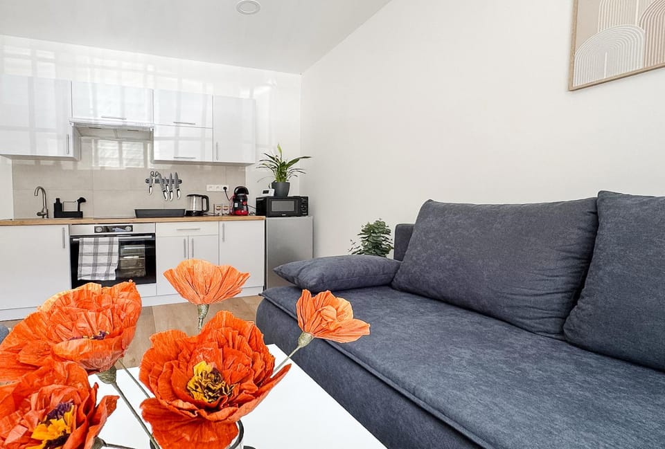 Kitchen or kitchenette, Seating area, stove