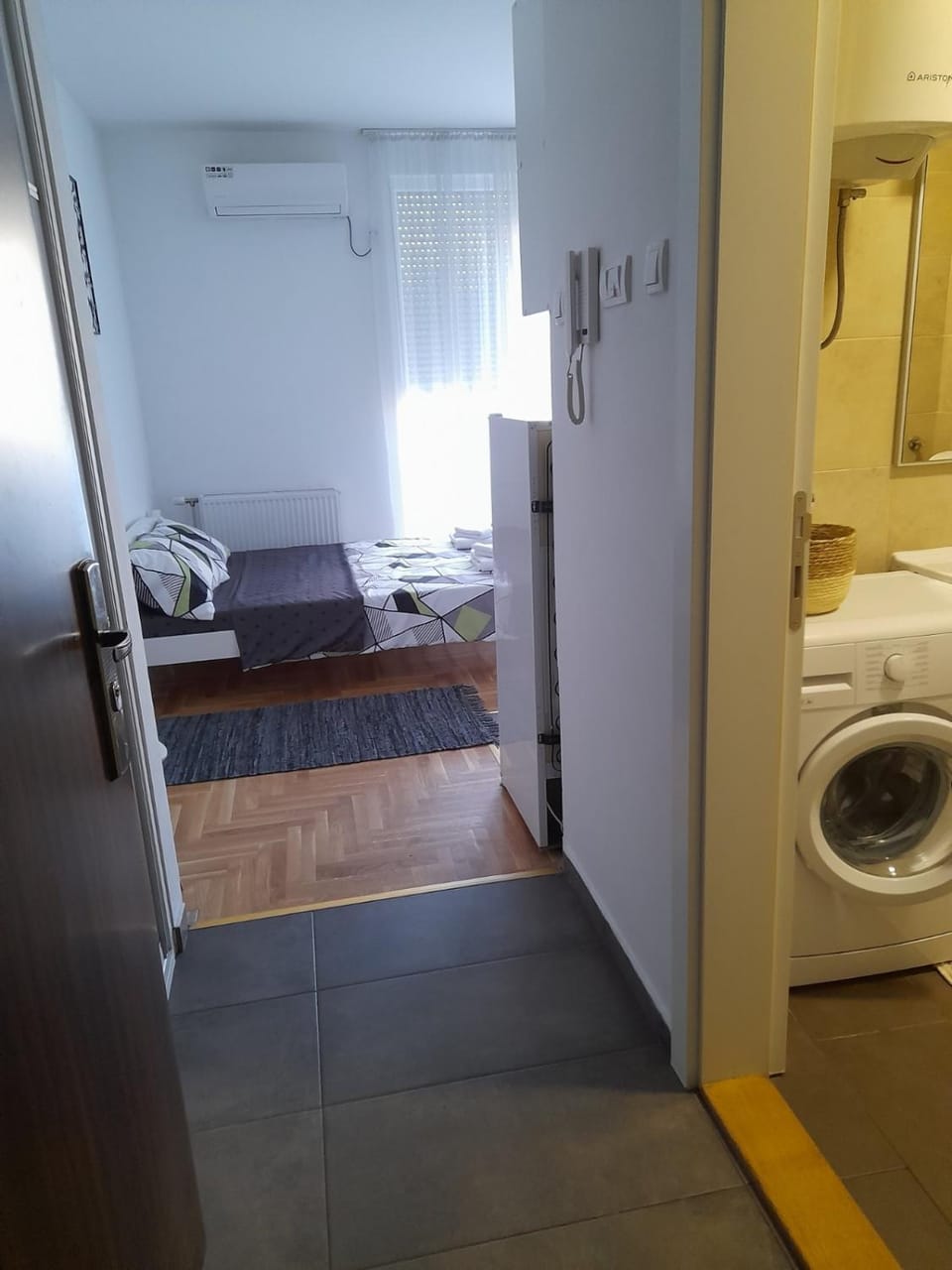 Bed, Bathroom, Photo of the whole room, Bedroom, towels, washing machine