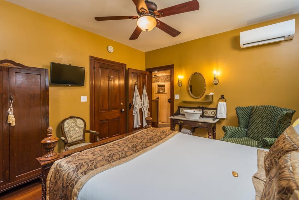 Bathroom, Bedroom, fireplace