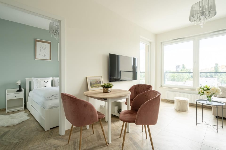 Bed, TV and multimedia, Bedroom