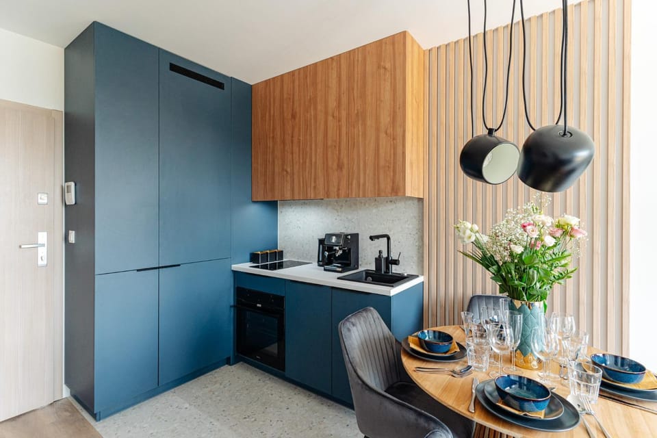 Coffee/tea facilities, Kitchen or kitchenette, Dining area, stove