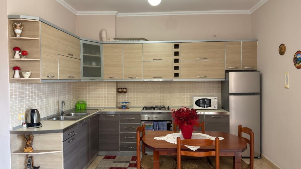 Kitchen or kitchenette, Dining area, oven, stove