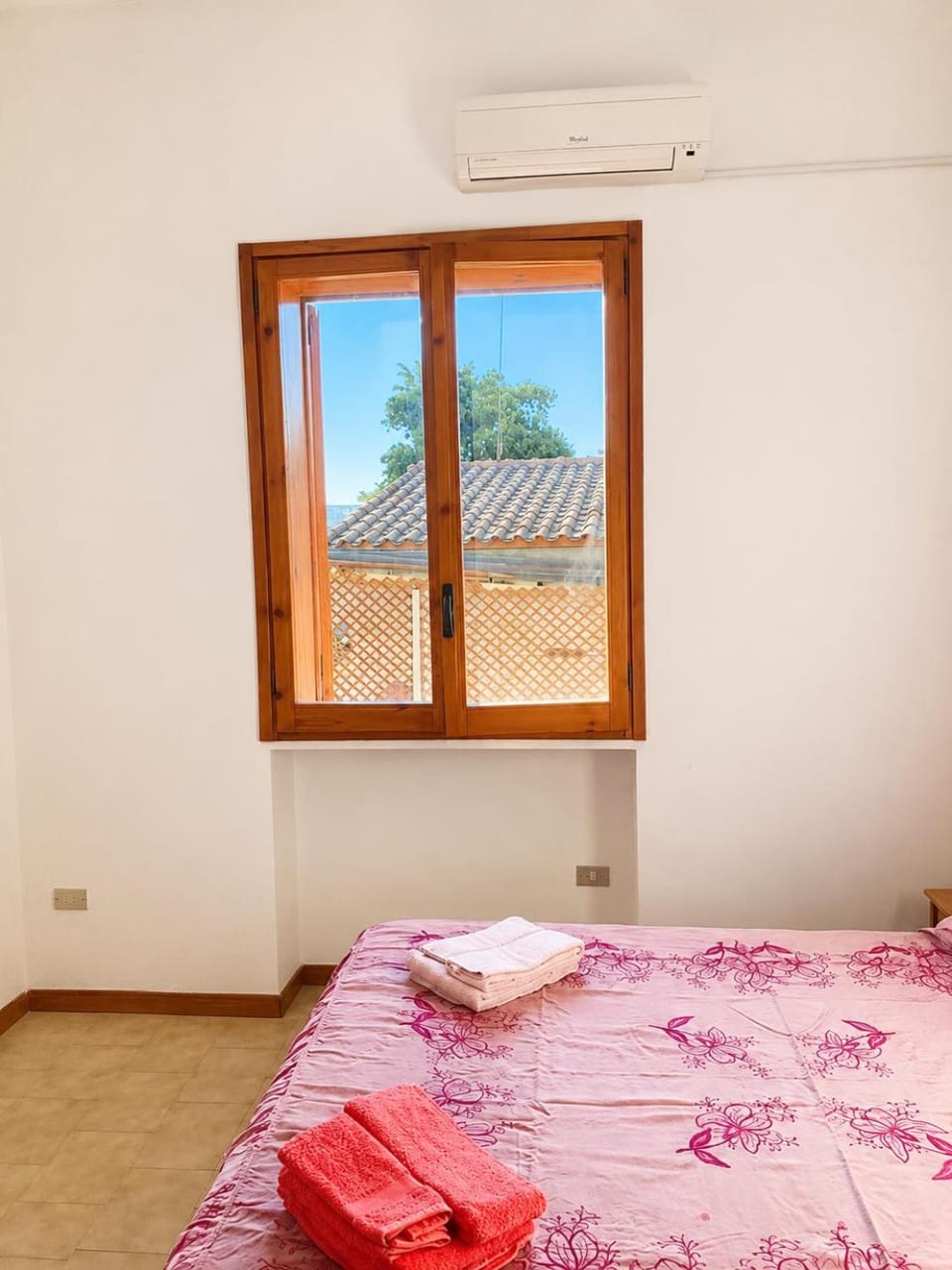 Bed, Photo of the whole room, Bedroom, towels, air conditioner