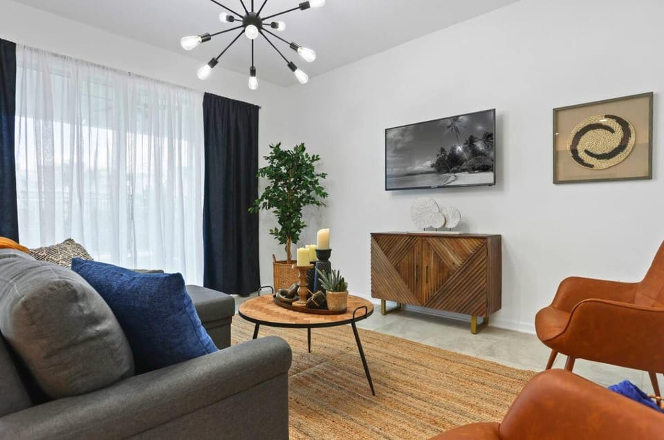 Exquisite First-Floor Condo, 7 Min to Disney Apartment in Kissimmee