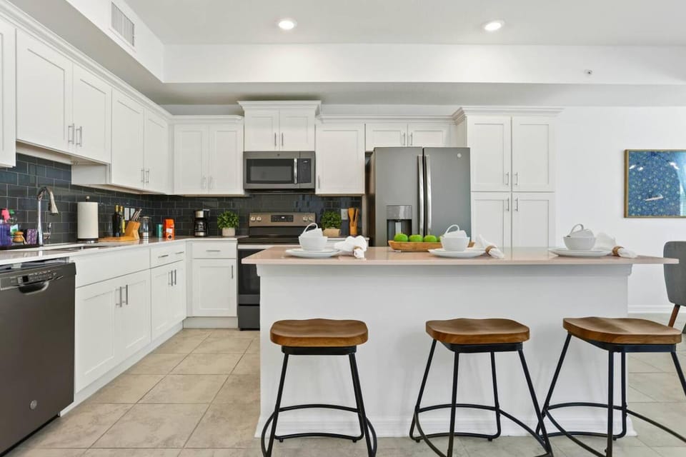 Exquisite First-Floor Condo, 7 Min to Disney Apartment in Kissimmee