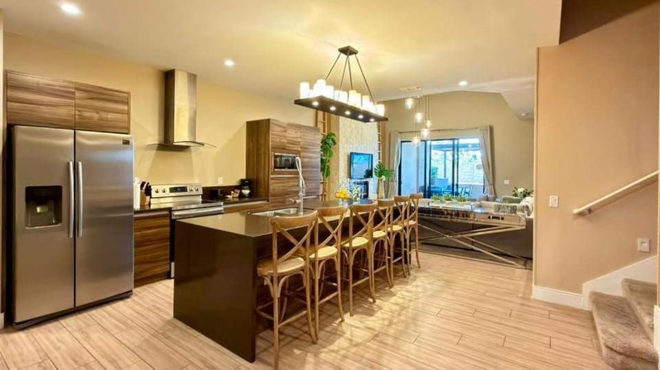 Sophisticated 4 En Suites w Private Hot Tub & BB House in Bay Lake