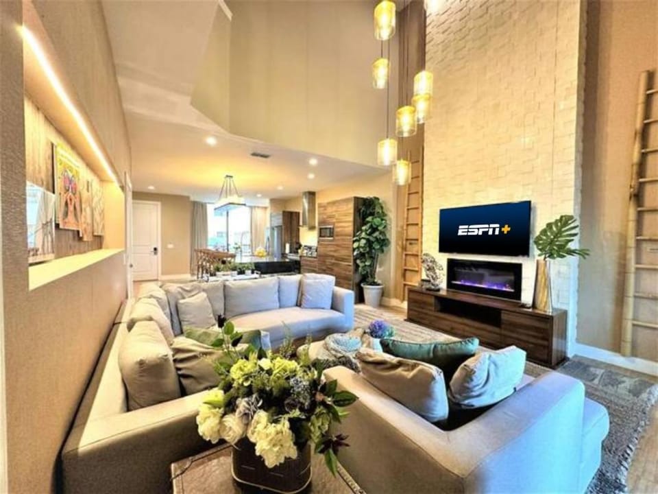 Sophisticated 4 En Suites w Private Hot Tub & BB House in Bay Lake