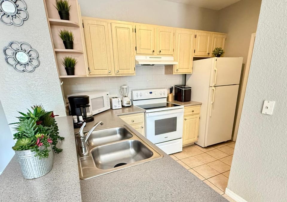 2BR2BA Getaway 7 Miles from Orlando Parks Apartment in Four Corners