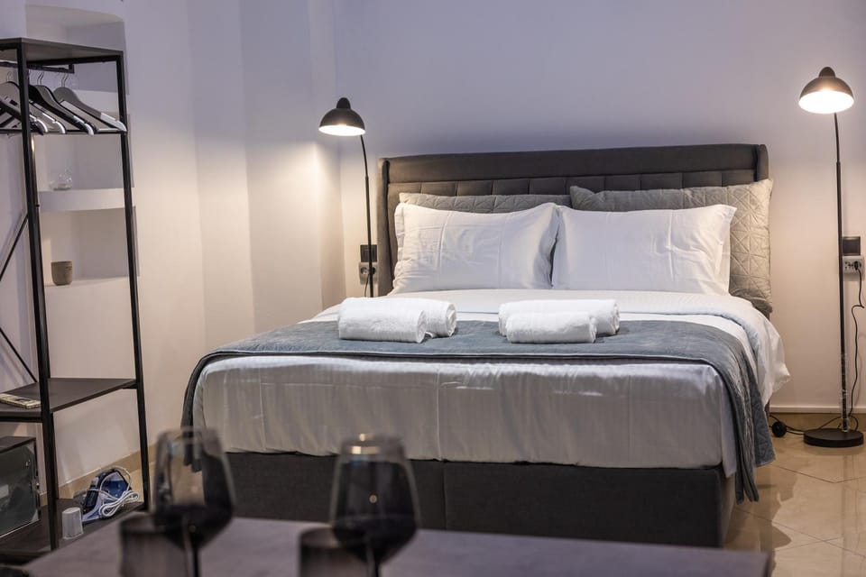 Bed, Bedroom, towels